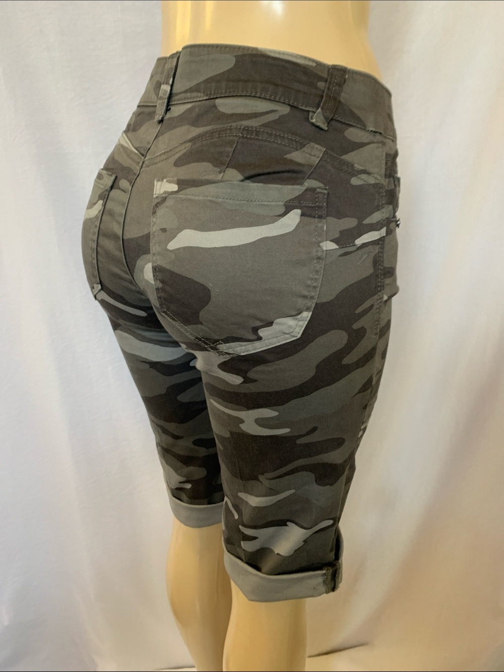 DEMOCRACY Women’s Tummy Control Size 4 Camo Roll-Cuff Bermuda Shorts Green NWT